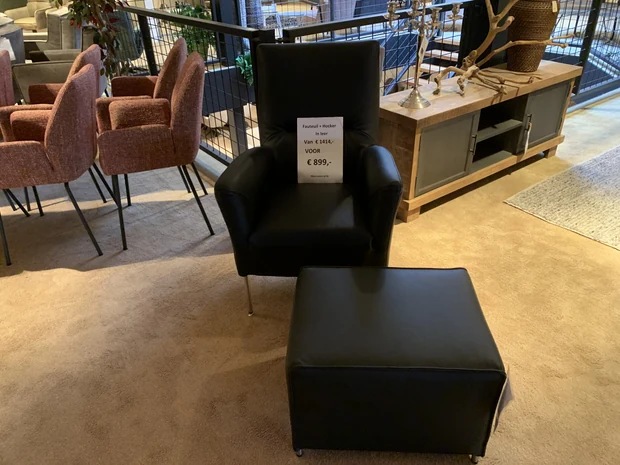 Fauteuil + hocker in zwart leer